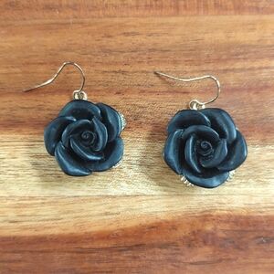 🖤 Matte Black Flower Earrings